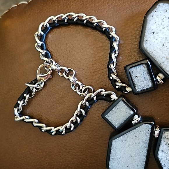 VTG Two-tone Geometric Atomic Mod Resin Statement Ribbon Chain Necklace - Picture 3 of 6